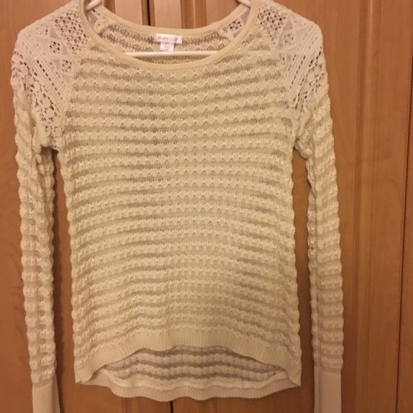 Woman's small top - Picture 3 of 3